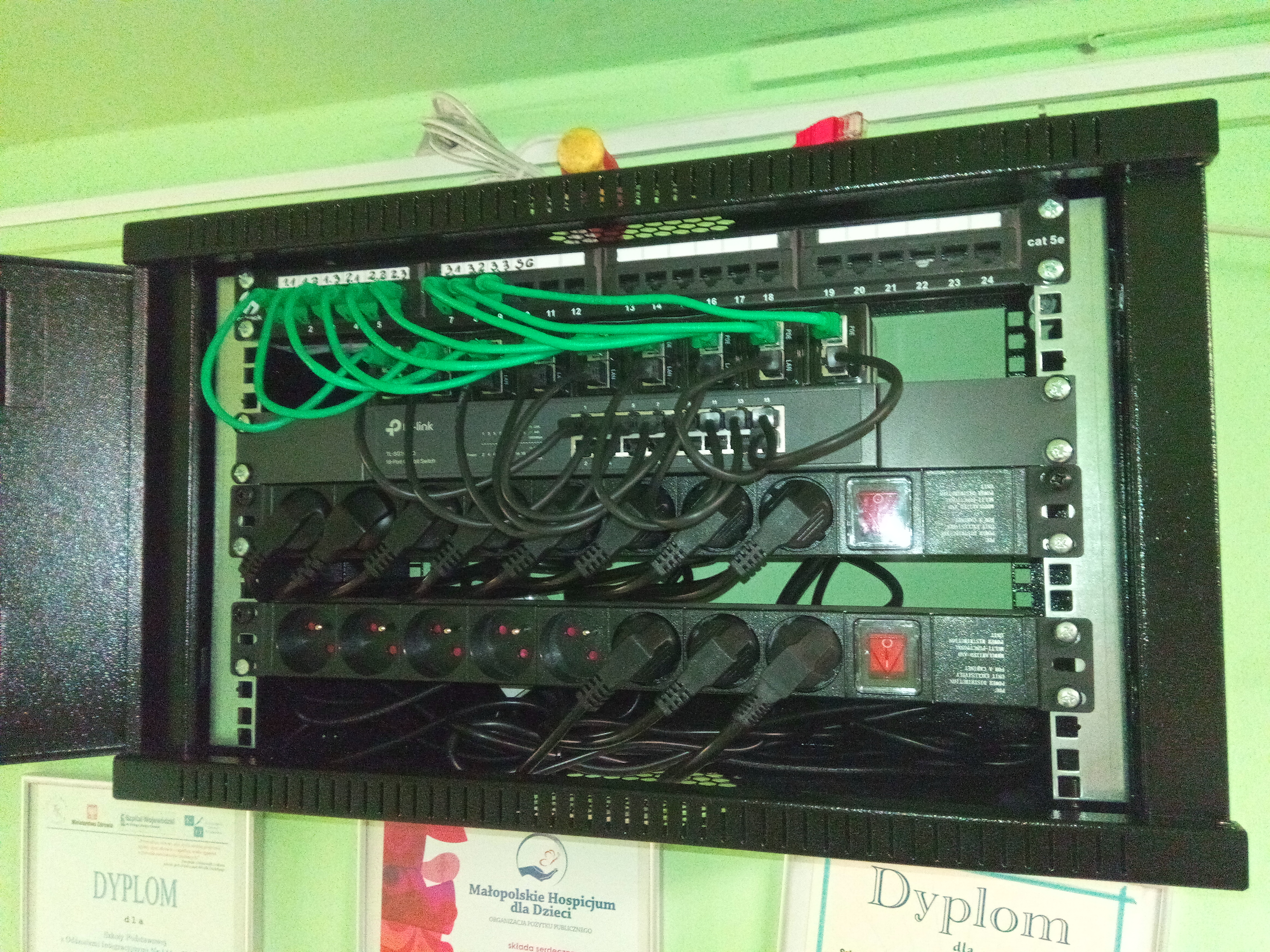 Szafa RACK - urządzenia sieciowe i zasilanie sieci WIFI w całym budynku szkoły